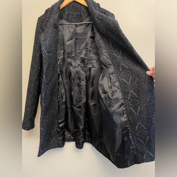 Steve Madden Wool Peacoat size L
Shoulder across 17”
Pit to Pit (23”)
Length 31” - Picture 3 of 7